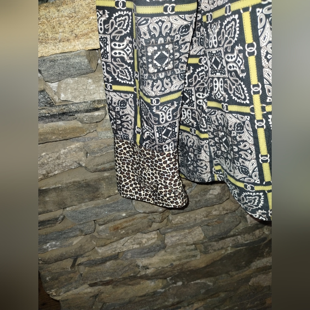 Tizzie blouse size M, black, white and yellow button down leopard accents - Picture 4 of 9